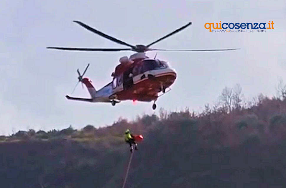 Giallo a Laino Borgo: 77enne trovata senza vita nel fiume Lao, forse deceduta per un malore 91 Vigili del fuoco evacuazione elicottero