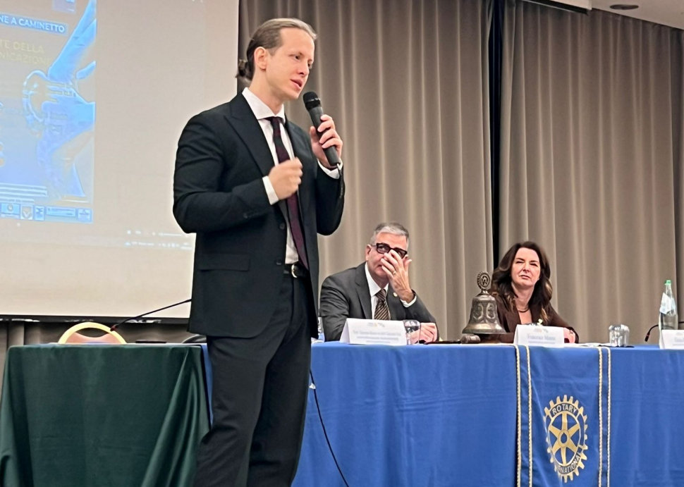 Dizione, public speaking e comunicazione. Giacomo Eva svela il potere della voce all’evento Rotary Cosenza Nord 54 Giacomo Eva Direttore artistico RLB e accademia