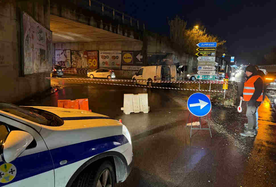 Zumpano: chiusa la rampa d'accesso al sottopasso dello svincolo zona Ipercoop: muro pericolante 51 Zumpano chiusura strada Ipercoop