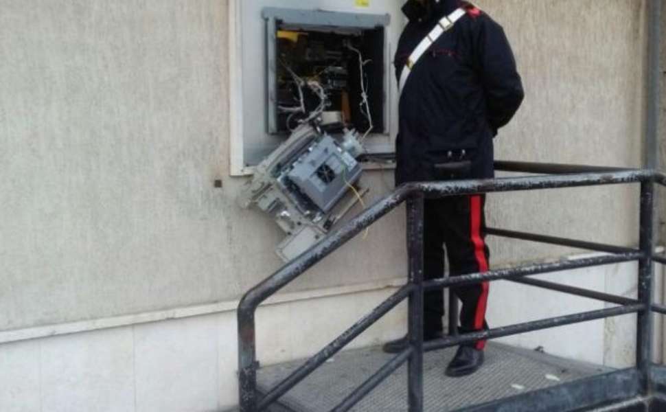 Maxi blitz contro la banda dei bancomat attiva anche nel Cosentino: 5 persone fermate 52 bancomat banda Montemesola