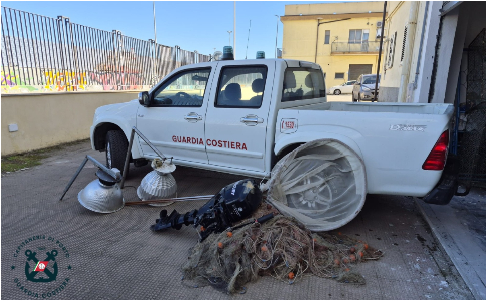 Blitz notturno contro la pesca illegale: sequestrati 90 chili di novellame 53 guardia costiera pesca novellame 02