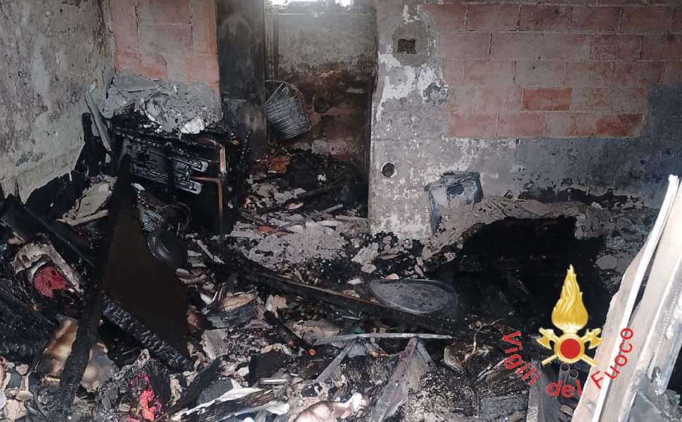 incendio abitazione via margherita pianopoli 01