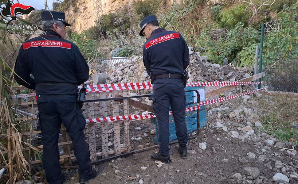Cetraro, scoperta discarica abusiva di 2mila metri quadri: rifiuti pericolosi, macerie e auto 51 sequestro discarica Cetraro