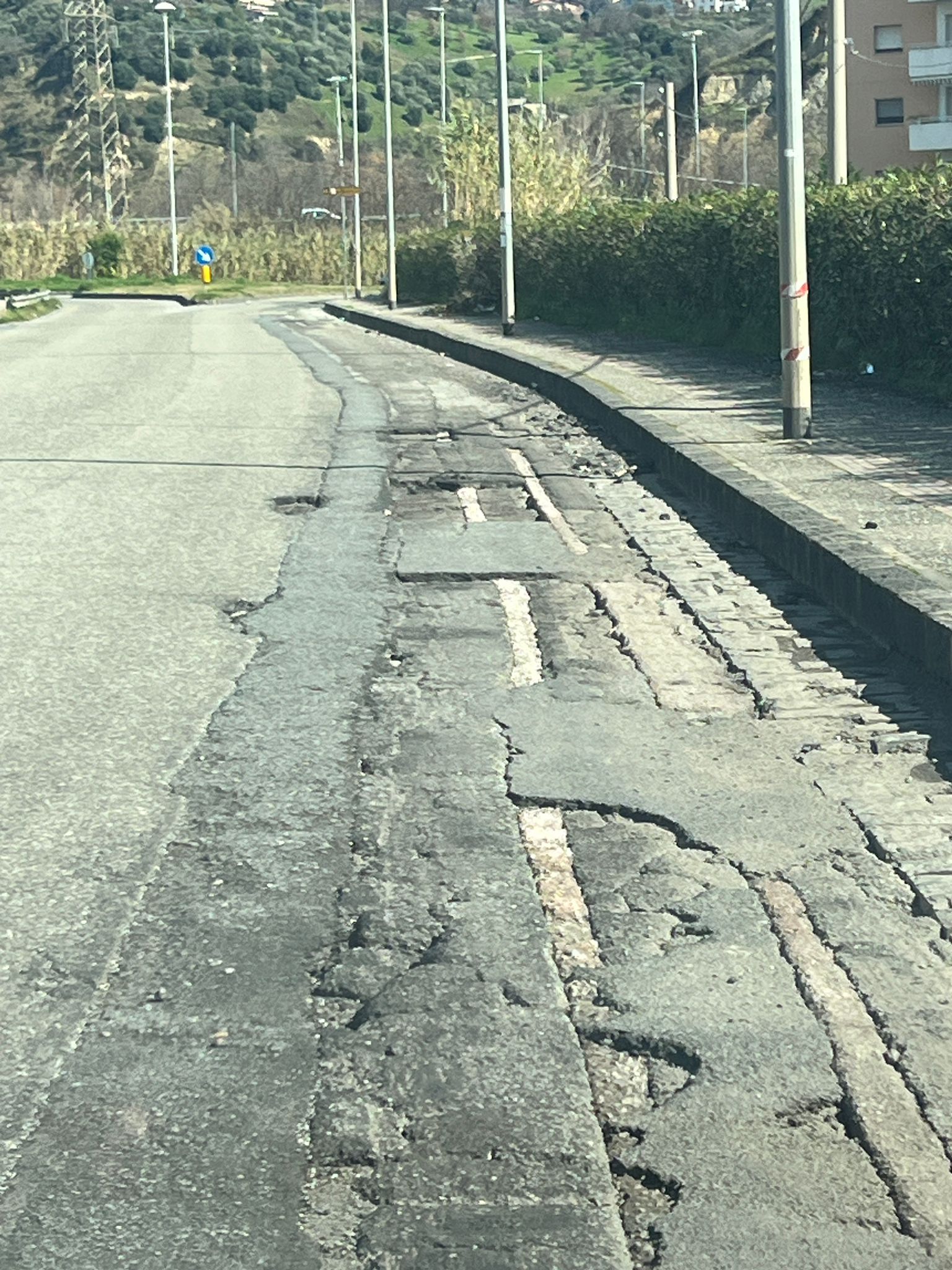 Cosenza: strade dissestate dopo gli scavi, presentato un esposto al Comune 53 strade dissestate gli scavi