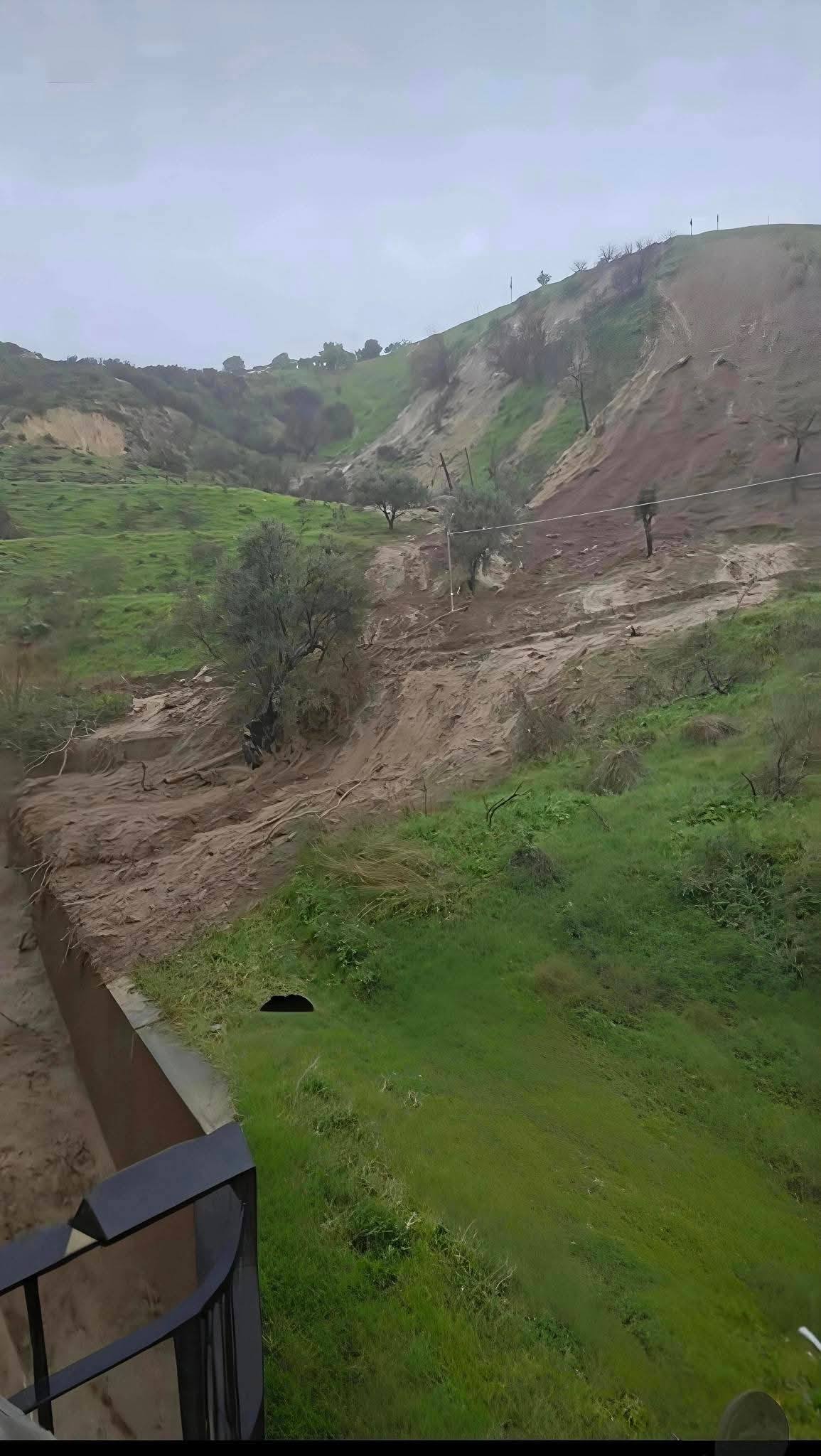 Dopo il Crati esonda il Trionto: Crosia in ginocchio travolta da acqua e fango "situazione drammatica" 57 Crosia Frana Collina