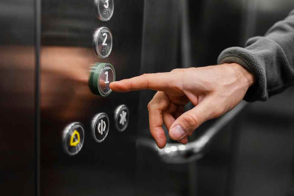 Disabile prigioniero in casa, nel palazzo c'è l'ascensore ma non è mai entrato in funzione 51 disabile_ascensore