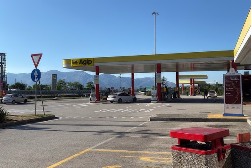 Resta in autogrill sulla A2, mentre il bus riparte con i farmaci salvavita: provvidenziale l’intervento della Polizia 52 Autogrill A2