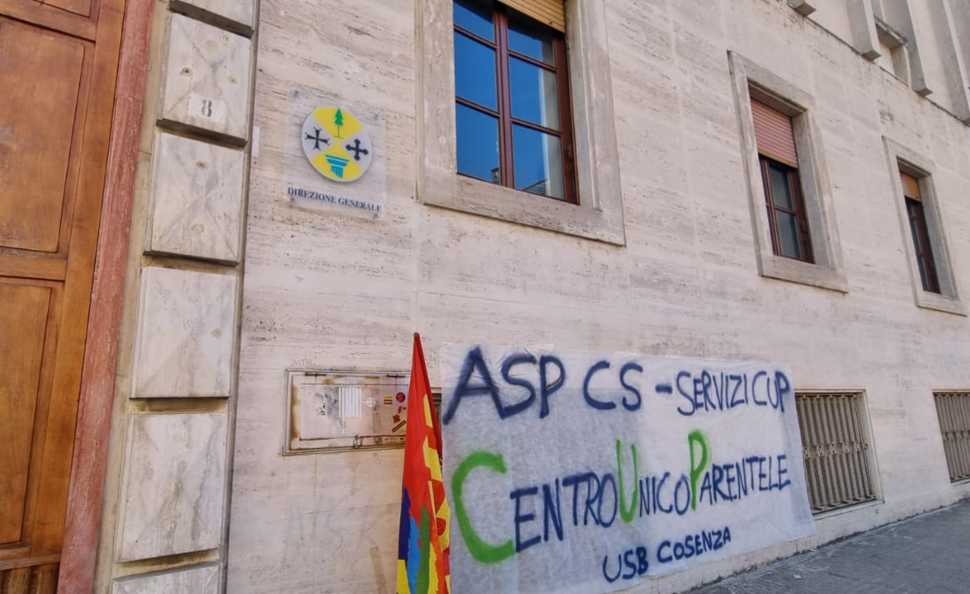 CUP Asp di Cosenza, lavoratori lasciati a casa: il presidio e le accuse di "gravi irregolarità" 52 CUP_Asp di Cosenza