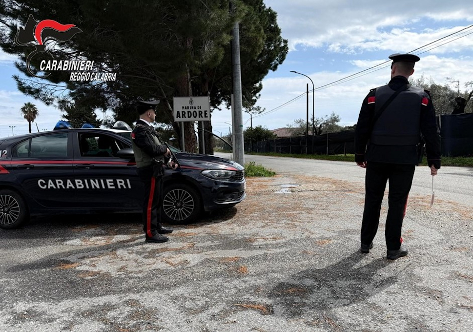 Al termine di una furiosa lite minaccia i familiari con un coltello da 30 cm "datemi i soldi", arrestato 51 Carabinieri furiosa lite