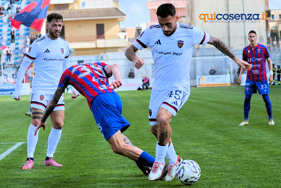 Si ferma la corsa del Cosenza Calcio. Doppio Chiricò regala il successo al Casarano, inutile l'1-2 di Cannavò 56 Casarano Cosenza Calcio