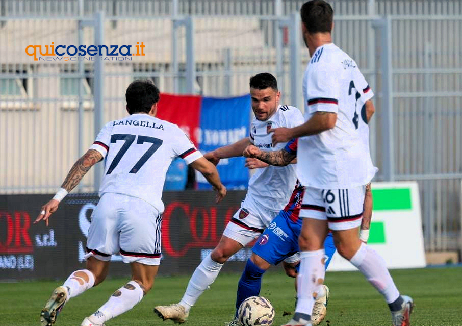 Si ferma la corsa del Cosenza Calcio. Doppio Chiricò regala il successo al Casarano, inutile l'1-2 di Cannavò 54 Casarano Cosenza 02