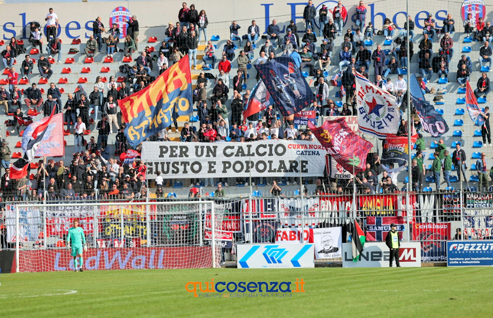 Cavese-Cosenza, trasferta vietata e niente biglietti ai tifosi rossoblu residenti in provincia 51 Casarano Cosenza_tifosi