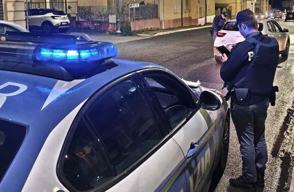 Controlli a tappetto della polizia in strada e nei locali pubblici: diverse sanzioni e una denuncia 51 controlli polizia