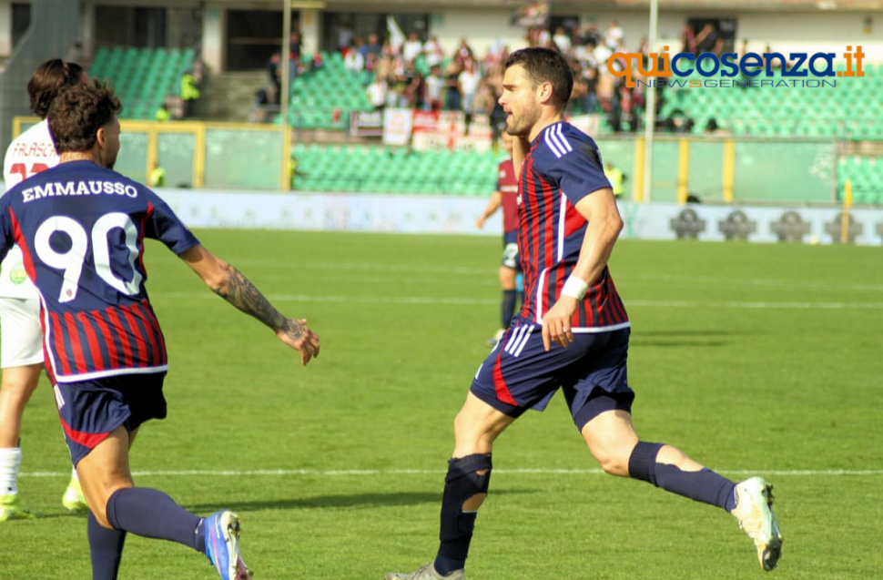L'inzuccata di Beretta regala al Cosenza Calcio la terza vittoria di fila. Battuto 1 a 0 l'Altamura 52 Cosenza Calcio Altamura Beretta esultanza goal
