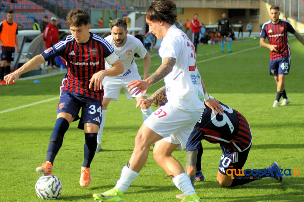 L'inzuccata di Beretta regala al Cosenza Calcio la terza vittoria di fila. Battuto 1 a 0 l'Altamura 56 Cosenza Altamura Florenzi