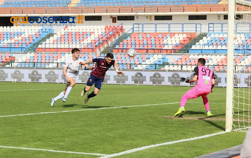 L'inzuccata di Beretta regala al Cosenza Calcio la terza vittoria di fila. Battuto 1 a 0 l'Altamura 51 Cosenza Altamura goal Beretta
