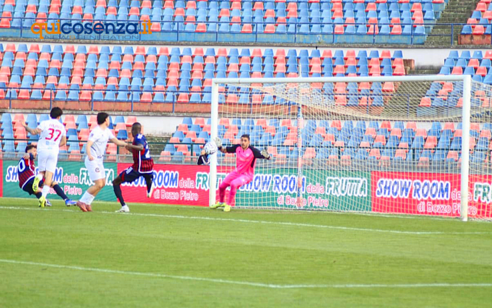 L'inzuccata di Beretta regala al Cosenza Calcio la terza vittoria di fila. Battuto 1 a 0 l'Altamura 55 Cosenza Altamura