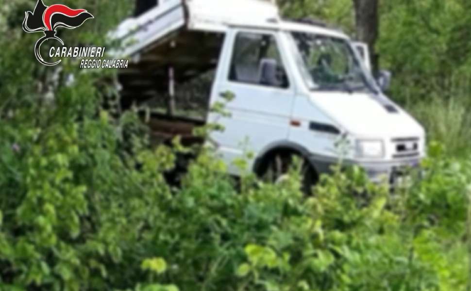 Discarica abusiva all’interno di un burrone naturale: 15 denunce, scatta il sequestro 51 Discarica carabinieri taurianova 01
