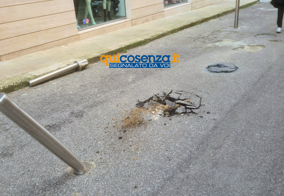 «Dissuasori divelti e telecamere ignorate: il fallimento della gestione urbana di Cosenza» 54 Dissuasori Traffico CS 01