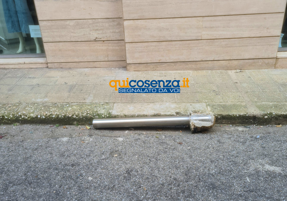 «Dissuasori divelti e telecamere ignorate: il fallimento della gestione urbana di Cosenza» 53 Dissuasori Traffico CS 02