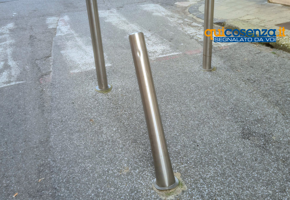 «Dissuasori divelti e telecamere ignorate: il fallimento della gestione urbana di Cosenza» 52 Dissuasori Traffico CS 03