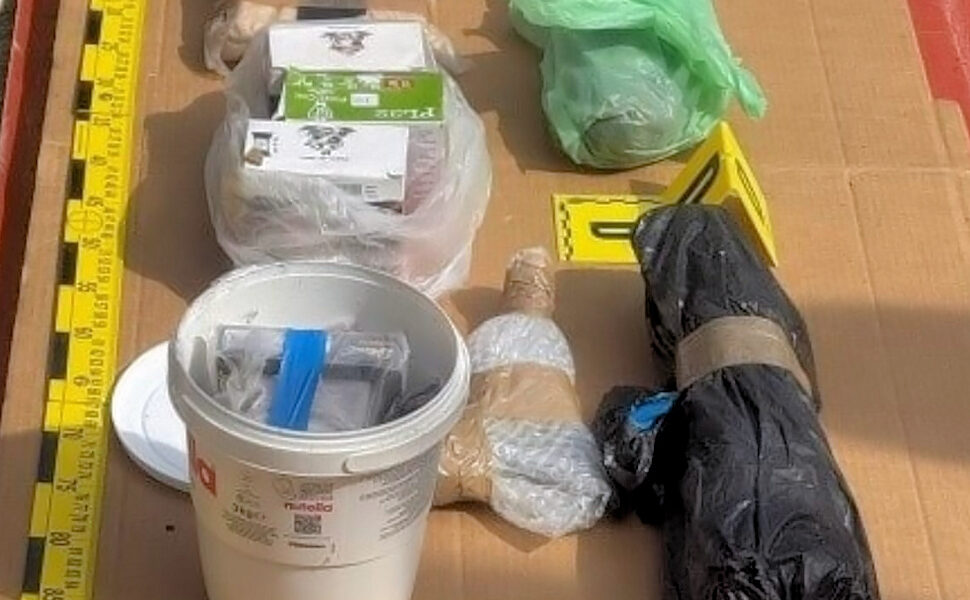 Un arsenale clandestino e un chilo di cocaina sotto terra