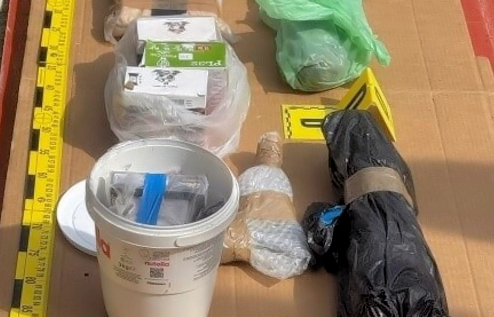 Un arsenale clandestino e un chilo di cocaina in campagna. Tutto nascosto sotto terra, arrestato 48enne 51 Un arsenale clandestino e un chilo di cocaina sotto terra