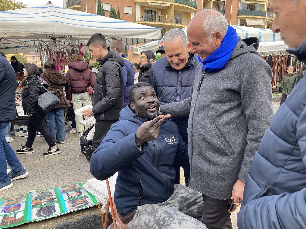 Colpita dal maltempo, ma non si ferma: la Fiera di San Giuseppe chiude con successo. «Grande lavoro di squadra» 54 Franz Caruso con un ambulante