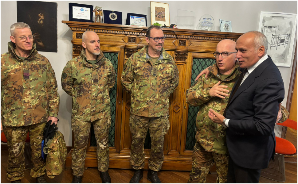 Il Generale Ferrara torna a Cosenza e incontra Caruso: “La città è molto migliorata” 51 Generale-Ferrara-con-sindaco-Cosenza-Caruso