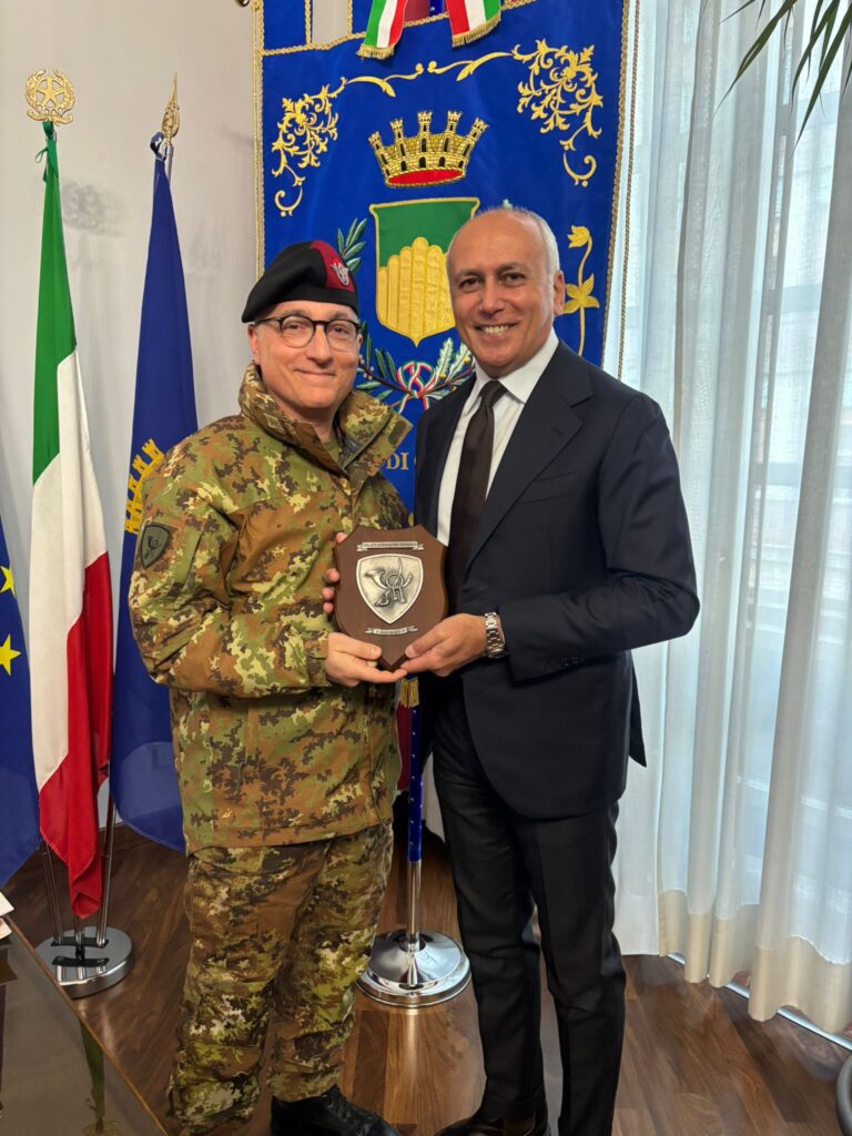 Il Generale Ferrara torna a Cosenza e incontra Caruso: “La città è molto migliorata” 52 Generale-Francesco-Ferrara-e-sindaco-Franz-Caruso