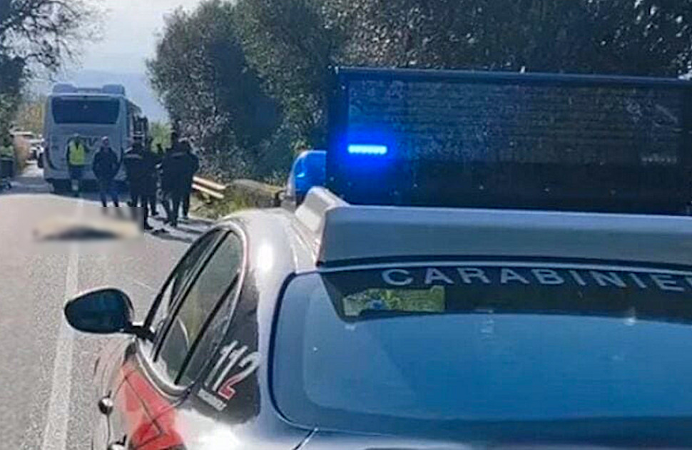 Giovane travolto e ucciso da un autobus