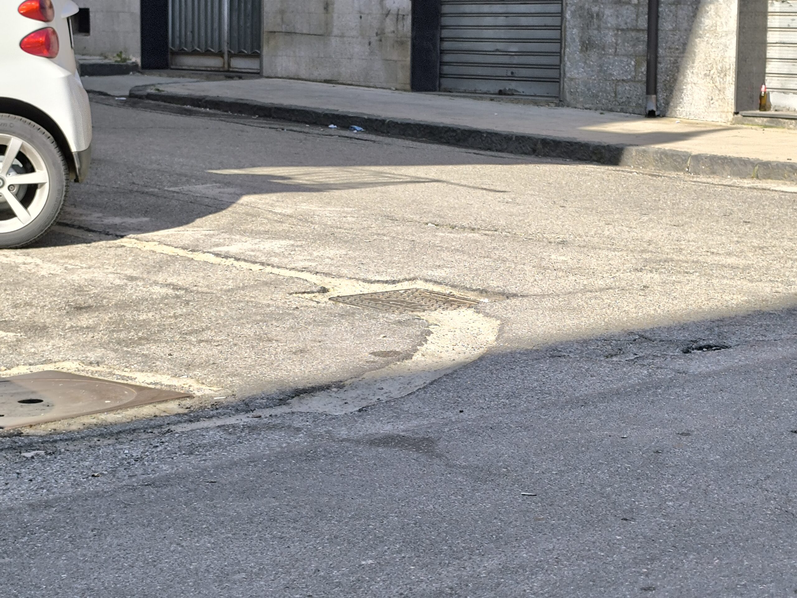 Cosenza, strade colabrodo dopo i lavori per la fibra ottica. Automobilisti esasperati 53 Cosenza, strade colabrodo dopo i lavori per fibra ottica. Automobilisti esasperati