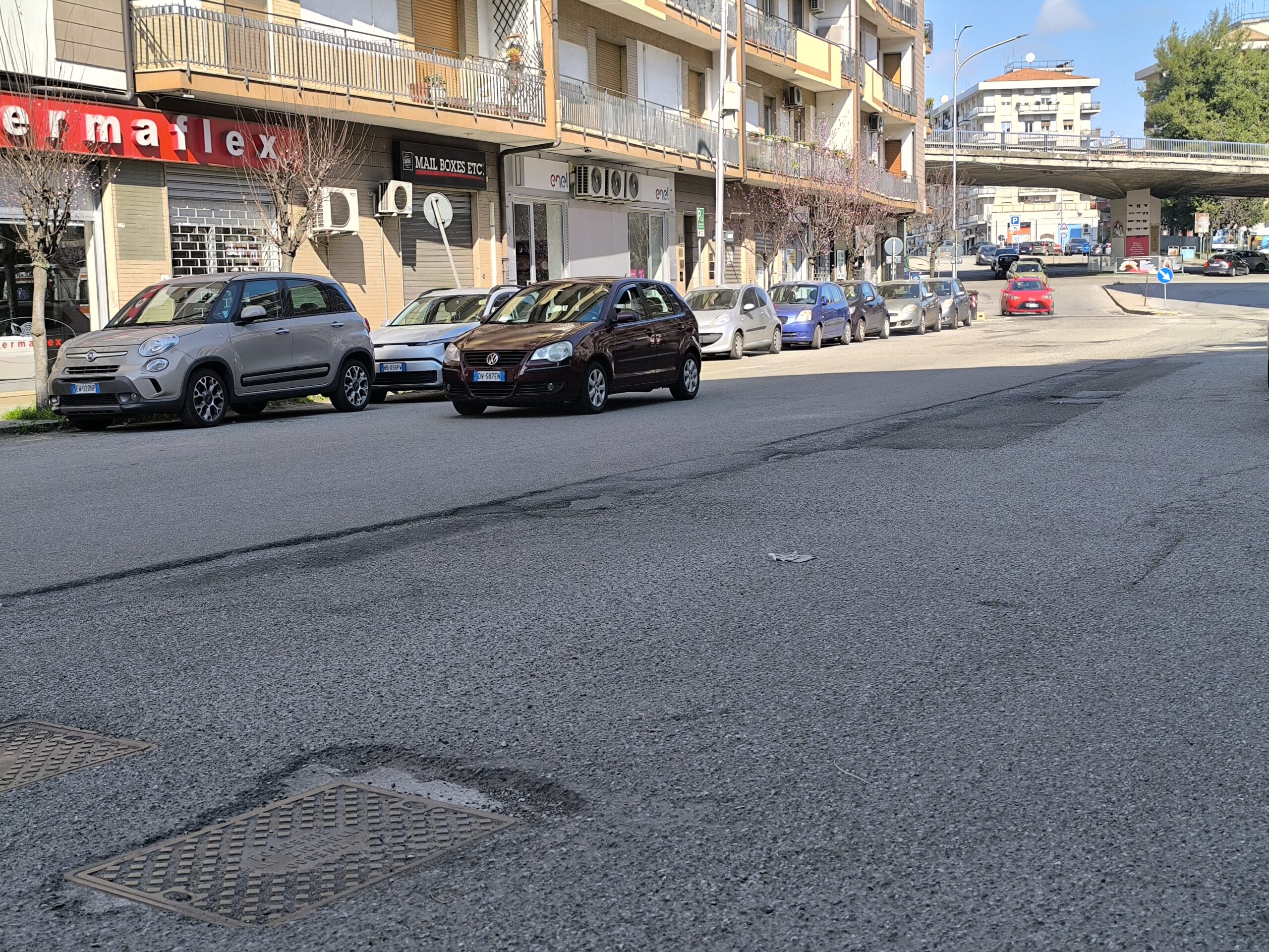 Cosenza, strade colabrodo dopo i lavori per la fibra ottica. Automobilisti esasperati 52 Cosenza, strade colabrodo dopo i lavori per fibra ottica. Automobilisti esasperati