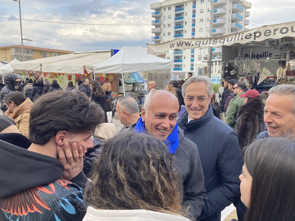 Colpita dal maltempo, ma non si ferma: la Fiera di San Giuseppe chiude con successo. «Grande lavoro di squadra» 55 Il Sindaco Franz Caruso si intrattiene con alcuni giovani