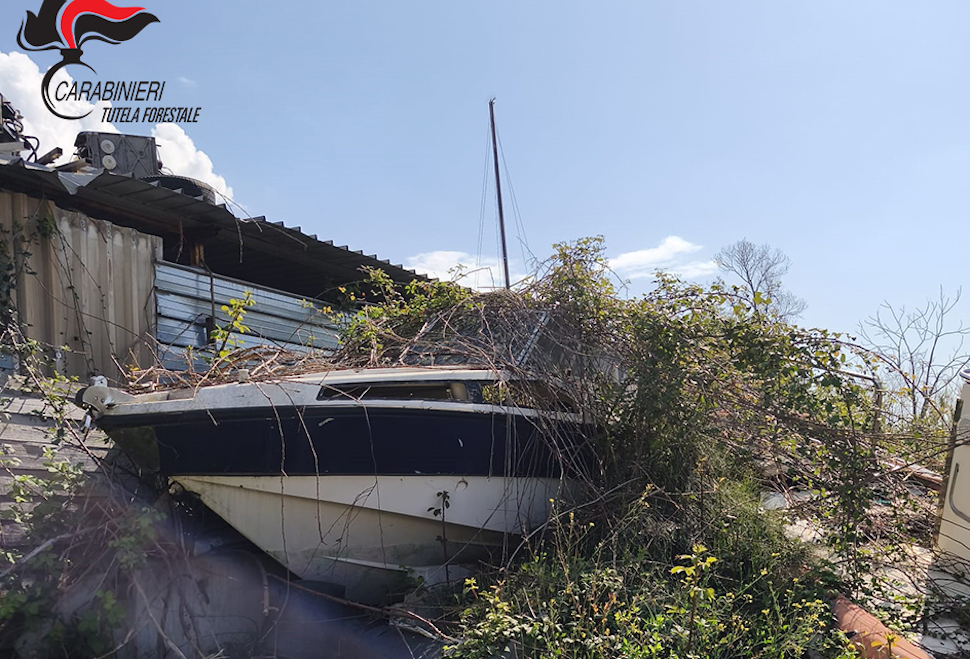 Sequestrata area di rimessaggio barche da 6000 mq sul Tirreno Cosentino: rifiuti illeciti e abusi edilizi 51 Sequestrata area di rimessaggio barche Imbarcazione Carabinieri