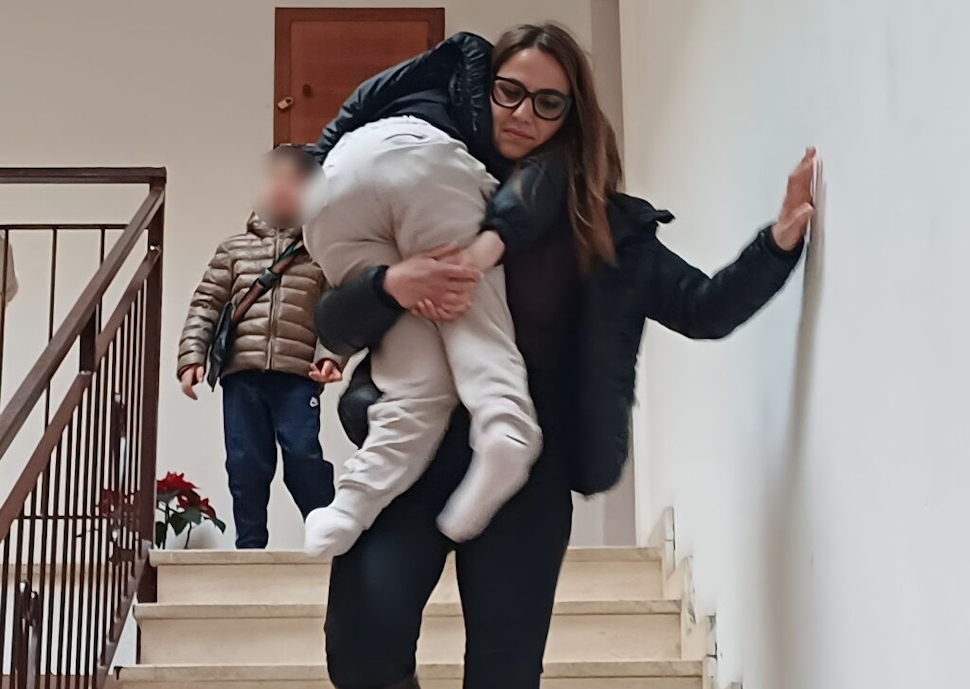 Tre piani di scale con la figlia disabile in spalla: il grido d’aiuto di Chiara scuote la Calabria 51 Madre ricadi