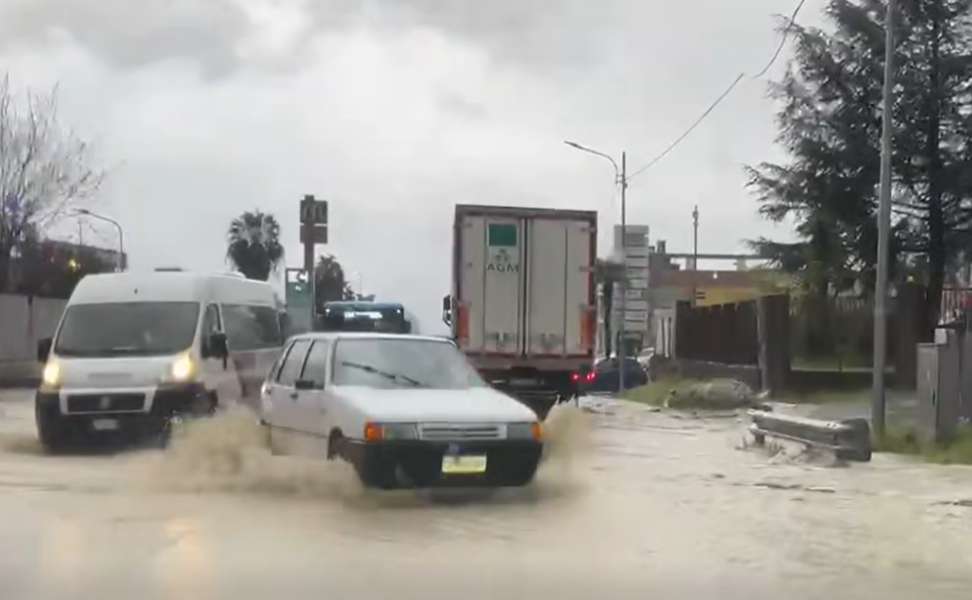 Maltempo in Calabria, oltre 60 interventi dei Vigili del Fuoco: situazioni più critiche a Cosenza 54 Maltempo allagamenti catanzaro 01