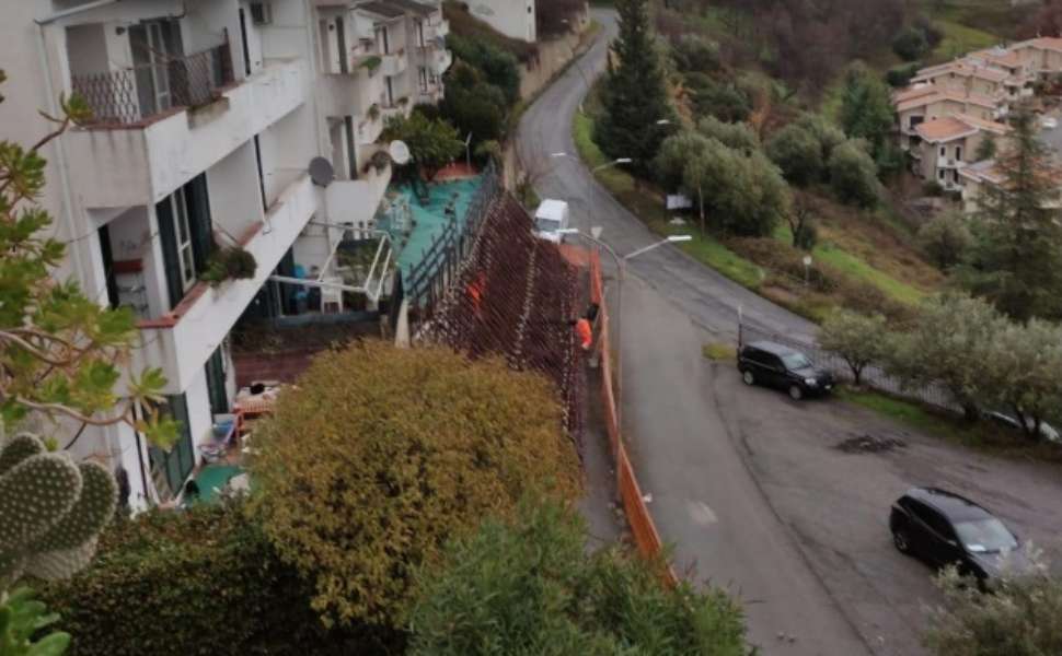 Castrolibero, Comitato di residenti: «in contrada Piane rischio crescente per i muri di contenimento» 52 Muro puntellatura - contrada Piane Castrolibero 02