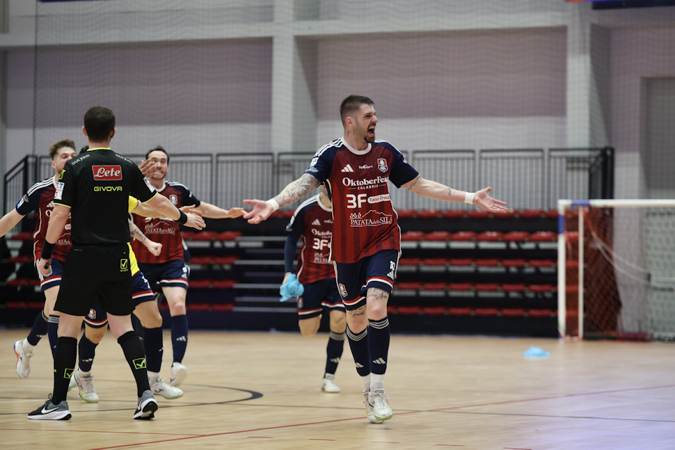 Cuore Pirossigeno Cosenza: vittoria a fil di sirena. Abbattuto il muro Pomezia all'ultimo respiro (2-1) 52 Pirossigeno Cosenzal pomezia