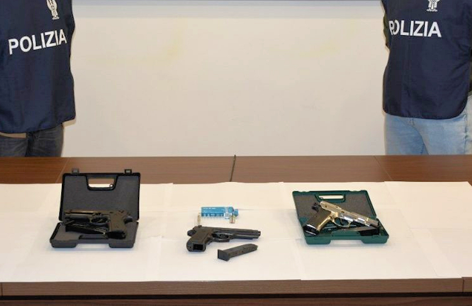 Terrore davanti una scuola in Calabria: sparano 22 colpi in aria, bloccati 4 studenti. "Effetto Gomorra" 51 Pistola scuola