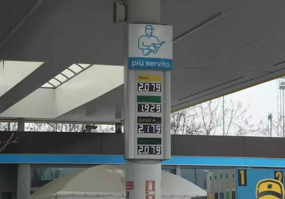 Benzina e gasolio, aumenti record: fino a 2,2 euro in autostrada. Il Governo: “Rialzi non giustificati” 52 Prezzi Benzina e gasolio
