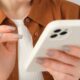Ragazza cellulare segnalazione