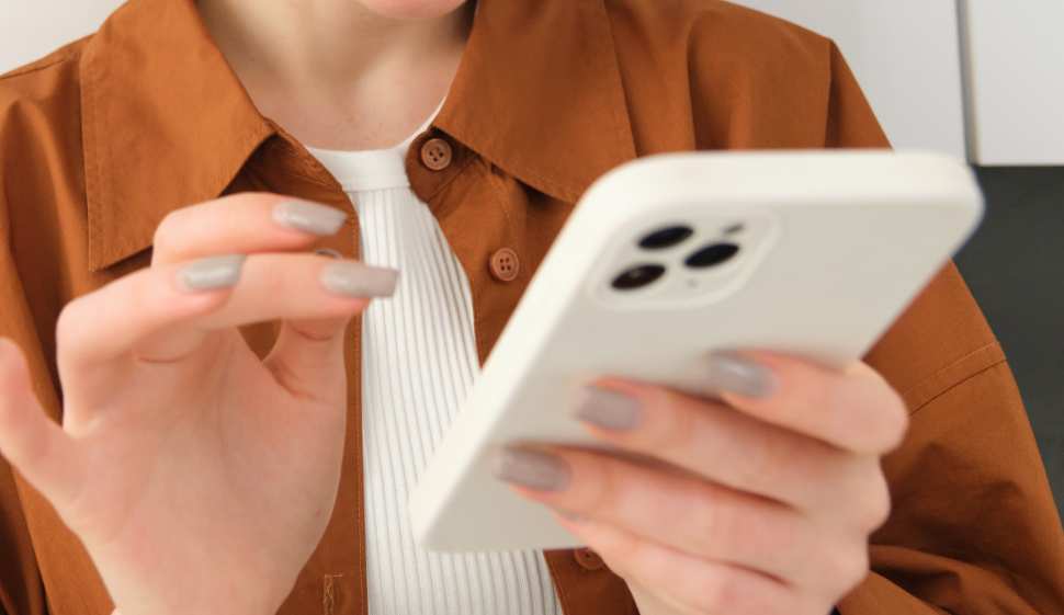 Smartphone, attenzione a questi errori: così rischi di perdere foto, password e contatti 51 Ragazza cellulare segnalazione