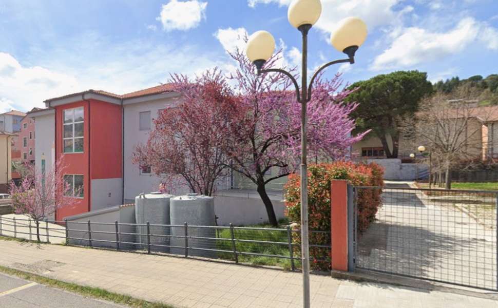 Paura in una scuola di Acri, due donne tentano di avvicinare una bambina. Indagano i carabinieri 52 Scuola Pastrengo Acri 02