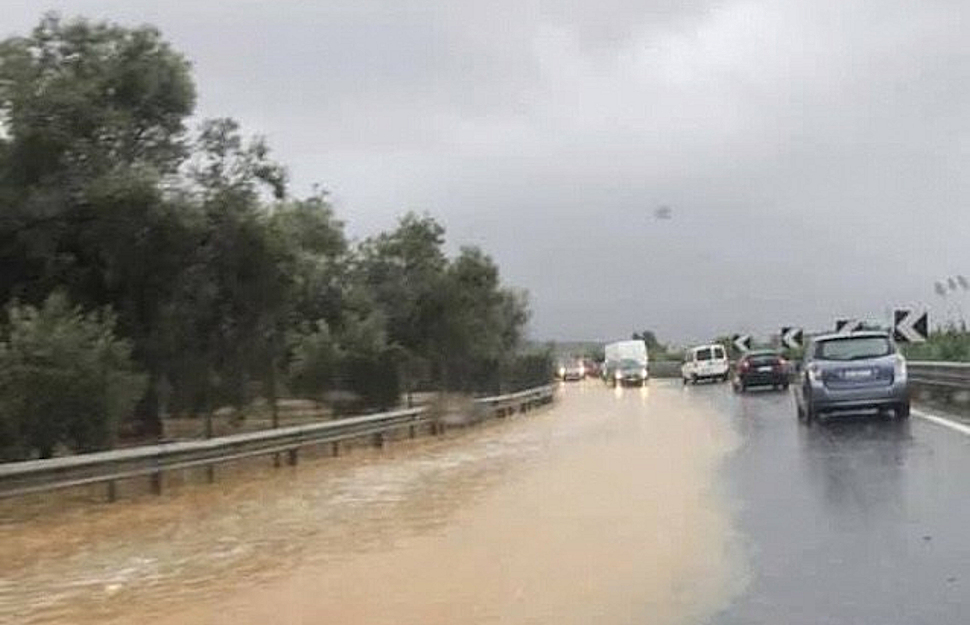 Il maltempo si abbatte sulla Calabria. Statale 106 Jonica chiusa ad Amendolara per una galleria allagata 51 Statale 106 allagata