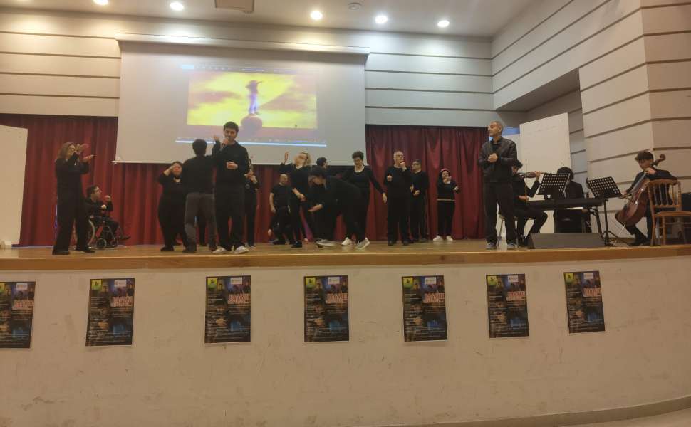 “La Metamorfosi del Dolore”: al Telesio di Cosenza il teatro diventa cura per i “Ragazzi Interrotti” 53 Telesio - Ragazzi interrotti 02