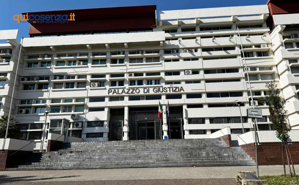 Cosenza, ginecologo condannato per la morte di un feto in un parto gemellare 52 Tribunale di Cosenza Palazzo di Giustizia 01
