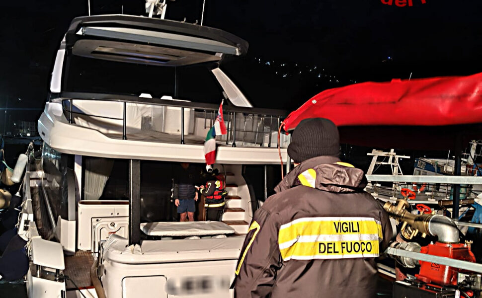 Yacht 22 metri Cetraro porto intervento vigili del fuoco