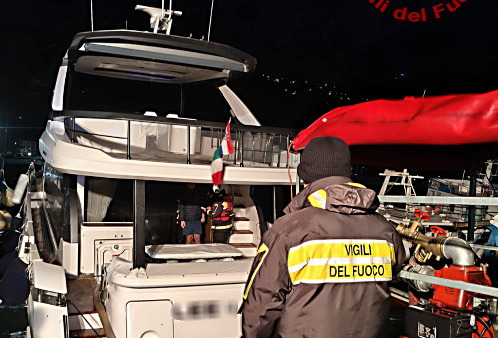 Paura a Cetraro: yacht di 22 metri rischia di affondare per una falla. Messo in sicurezza dopo ore di lavoro 51 Yacht 22 metri Cetraro porto intervento vigili del fuoco