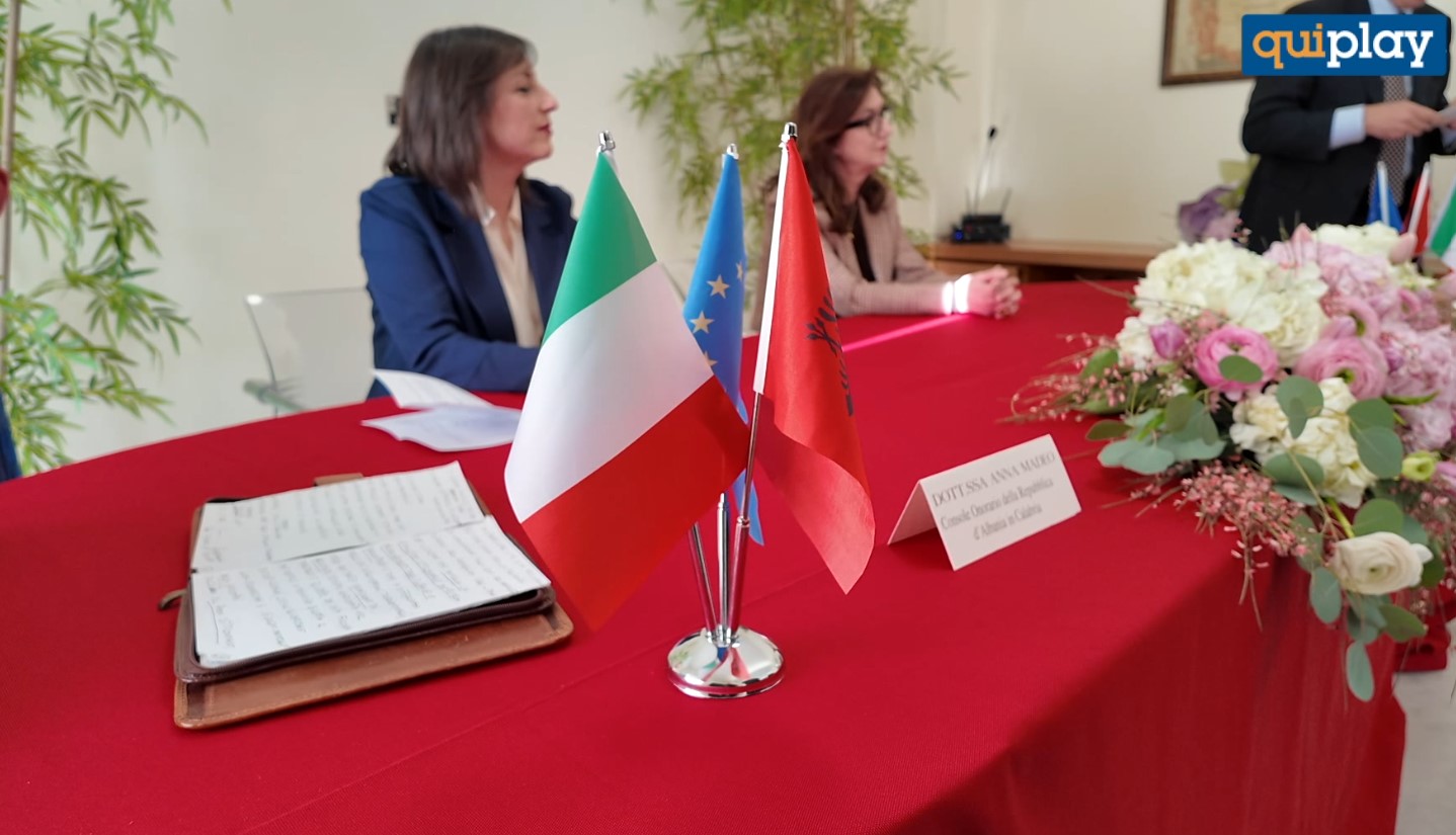 Cosenza: inaugurato il Consolato onorario dell’Albania. Rafforzati i rapporti con la Calabria 52 COSENZA - È stata inaugurata a Cosenza, la nuova sede del Consolato Onorario della Repubblica d’Albania in Calabria. La cerimonia si è svolta alla presenza dell’Ambasciatore Anila Bitri Lani, di autorità istituzionali e militari. Presenti anche numerosi sindaci arbëreshë della provincia di Cosenza. La cerimonia di inaugurazione, oltre alla partecipazione di autorevoli rappresentanti istituzionali, è stata presieduta dal Console Onorario Anna Madeo, a testimonianza dell’importanza strategica attribuita dalla diplomazia albanese alla presenza in Calabria. Per l’Ambasciatore Anila Bitri Lani, questa nuova sede rappresenta un passo di grande importanza. “Al di là dell’emozione che accompagna momenti come questo, - ha commentato - si tratta di una presenza concreta e rafforzata dell’Albania sul territorio, che condivido con il nostro Console Onorario”. “Questa terra – ha aggiunto – vanta radici profondamente legate alla storia albanese. L’apertura di questa sede rappresenta un ulteriore punto di riferimento per rafforzare i legami tra i due Paesi, consolidando quel ponte che unisce le due sponde dell’Adriatico e che proprio in Calabria trova una delle sue espressioni più significative, sia dal punto di vista storico che attuale”.